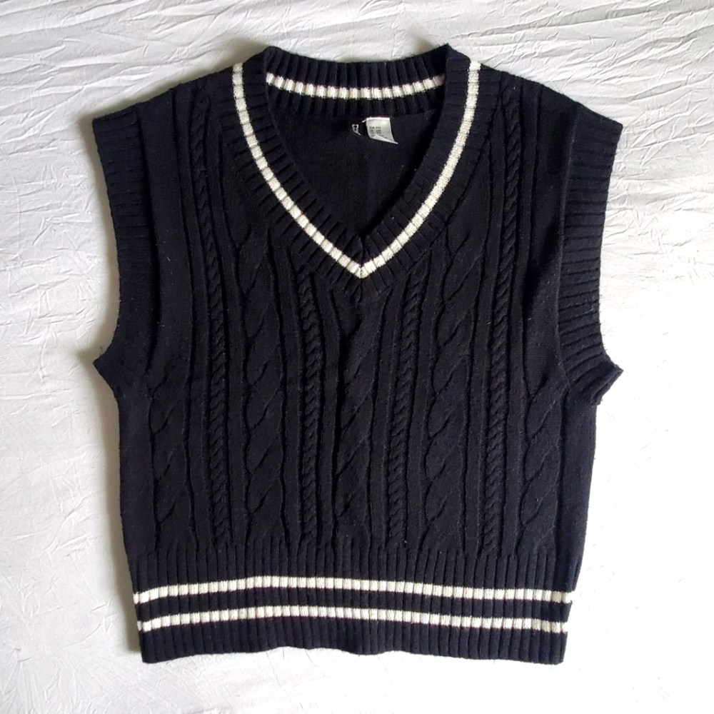 🌟 H&M V-Neck Sweater Vest 🌟